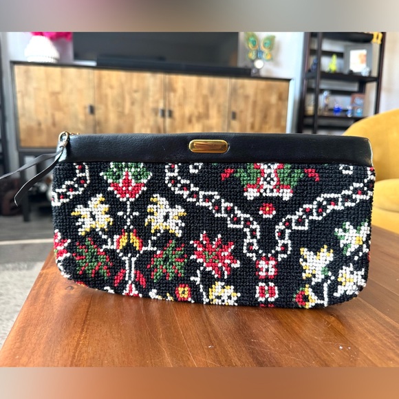 Vintage Handbags - Floral Embroidered Black Clutch